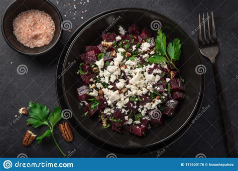 Queijo Feta De Beterraba E Salada De Noz Fundo Negro Foto De Stock