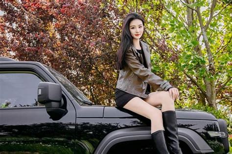 Hot girl khoe vóc dáng mảnh mai bên xe SUV địa hình Tạp chí Doanh Nghiệp Việt Nam