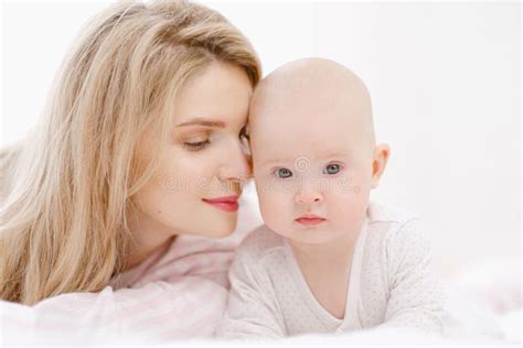 La Jeune Belle M Re Blonde Du Caucase Se Trouve Sur Le Lit Avec Sa Fille De B B La Maison