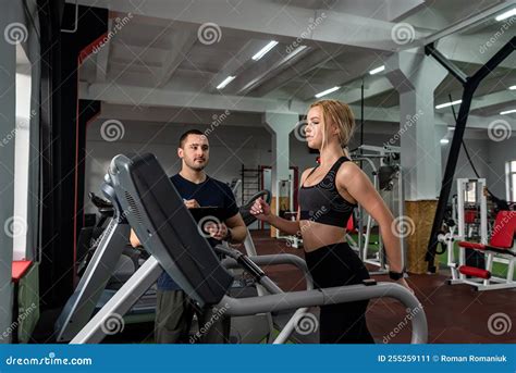 Encajar A Una Clienta Femenina Corriendo En Cinta De Correr Con Su