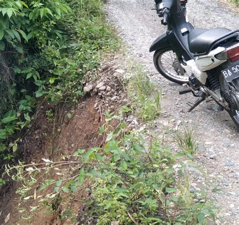 Jalan Rusak Parah Lebih Tahun Jalan Lintas Tambangan Juga Terancam