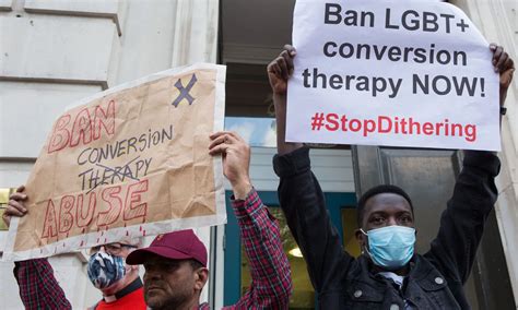 Un hombre gay recuerda su traumática experiencia de terapia de conversión en la iglesia