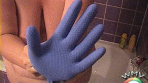 Fat BBW Lailani Wearing Gloves In Bathtub Washing Hairs And Play With