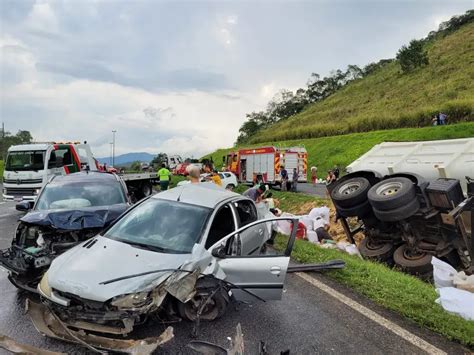 Acidente na BR 277 envolve oito veículos e deixa sete feridos em