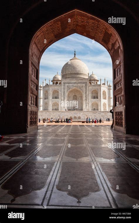 El majestuoso Taj Mahal desde el interior de la mezquita de prohibición