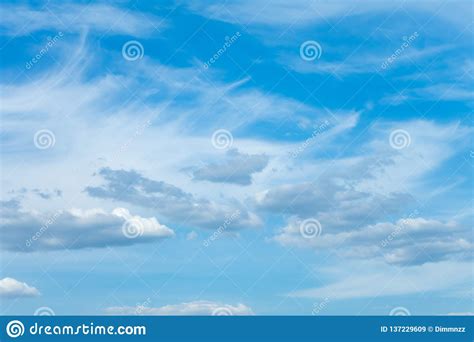 Cielo Azul Hermoso Con Las Nubes Y La Luz Del Sol Imagen De Archivo