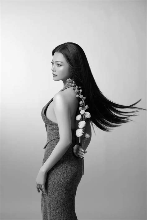 NSƯT Kiều Anh hiếm hoi diện bikini táo bạo khoe dáng chuẩn ở tuổi 43 Sao việt Việt Giải Trí