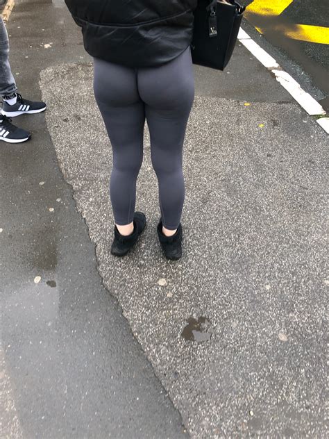 Perfect Ass Cheeks In Grey Leggings At Bus Stop Spandex Leggings Yoga Pants Forum