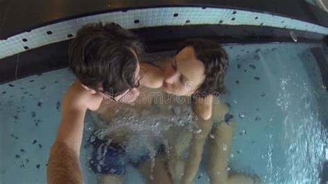 Mujer En Bikini Azul Y Hombre En Jacuzzi Make Almacen De Video Vídeo de feliz resto