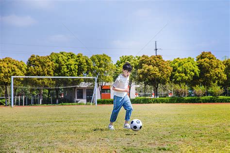 小学生操场踢足球高清图片下载 正版图片501261533 摄图网