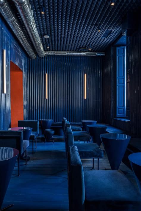 Lucas y Hernández Gil uses extreme colour blocking in Naked and Famous bar Interieur