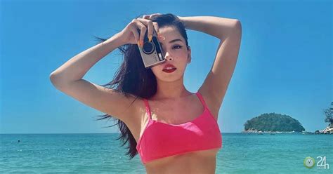 Vừa tung ảnh bán nude Chi Pu lại gây sốt với bikini siêu bé lộ chân ngực