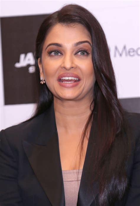 DESI ACTRESS PICTURES Aishwarya Rai Bachchan Looks Smoking Hot At Film Jazbaa Promotions In