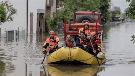 Oltre Persone Nel Nord Italia Evacuate A Causa Delle Inondazioni