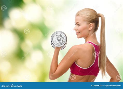 Mujer Sonriente Con Pesa De Gimnasia De Acero Pesada Imagen De Archivo