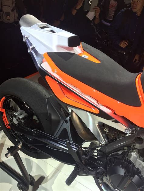 KTM Duke Naked bike tầm trung cạnh tranh với Kawasaki Z