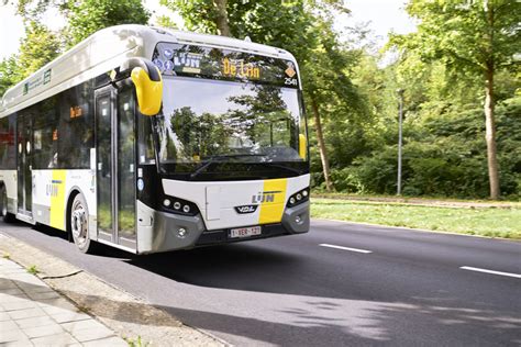 Un Bus De Lijn Percute Un Arbre à Heers Le Chauffeur Est Décédé Foto