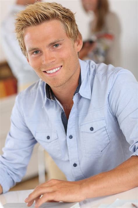 Knappe Blonde Mensenzitting Bij Bureau Stock Afbeelding Image Of Opstarten Bureau