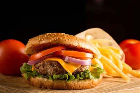 Casa Feita De Hambúrguer Com Carne Cebola Tomate Alface E Queijo X