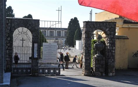 Visita Choc Al Cimitero Sparisce La Tomba Di Una Bambina