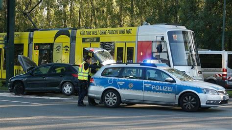 D Sseldorf M Rsenbroich Auto St T Mit Stra Enbahn Zusammen