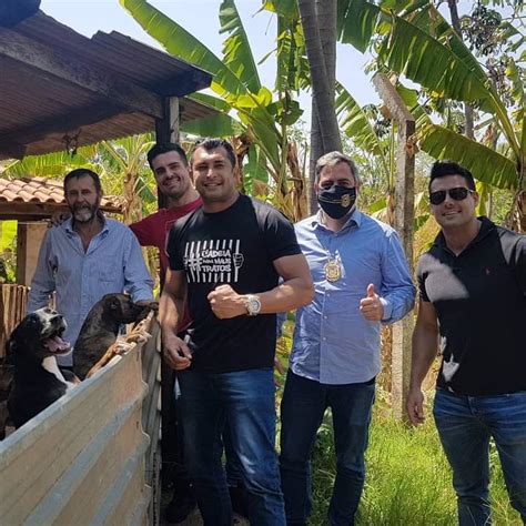 Delegado Bruno Lima Entrega Moto Nova Para Homem Que Resgatou Animais