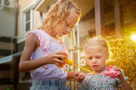 Twee Schattige Blonde Meisjes Zussen Met Zeepbellen Onder De Regen In De Buurt Van Huis En Dorp