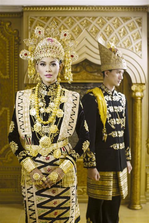 world uniknya baju adat    indonesia