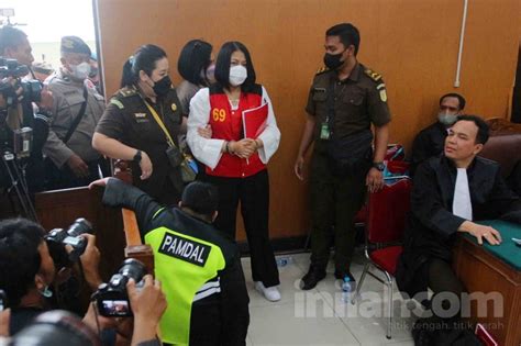 Istri Ferdy Sambo Kenakan Rompi Nomor 69 Apa Maknanya