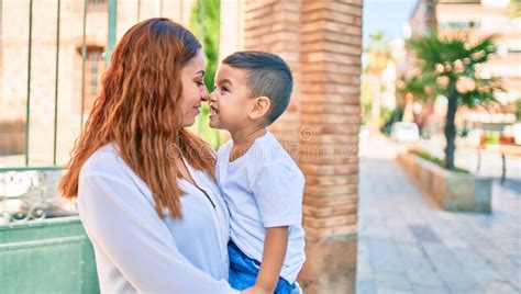 Adorable Madre Latina E Hijo Sonriendo Alegre Abrazo En La Ciudad Imagen De Archivo Imagen De