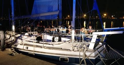 Migranti Alla Deriva Su Veliero Soccorsi Al Largo Del Salento