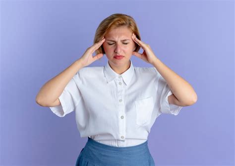 Jeune Fille Russe Blonde Agac E Tient La T Te Avec Les Yeux Ferm S Isol Sur Fond Violet Avec