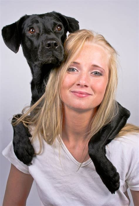 Sexy Vrouw Met Hond Stock Foto Image Of Wijfje Brunette