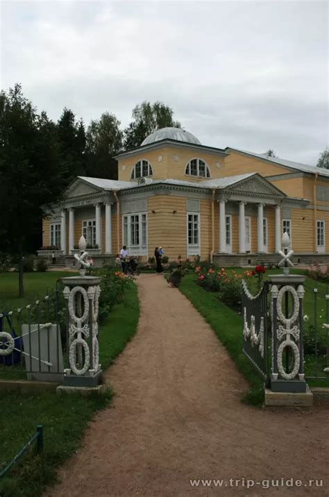 Розовый павильон в Павловске