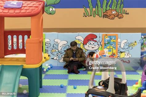 30 Inside A Shanghai Aiyingshi Co Babemax Store Stock Photos, High-Res ...