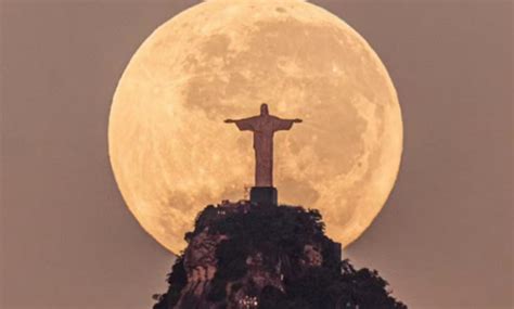 Fotos La Historia De La Imagen Del Cristo Redentor Cargando A La