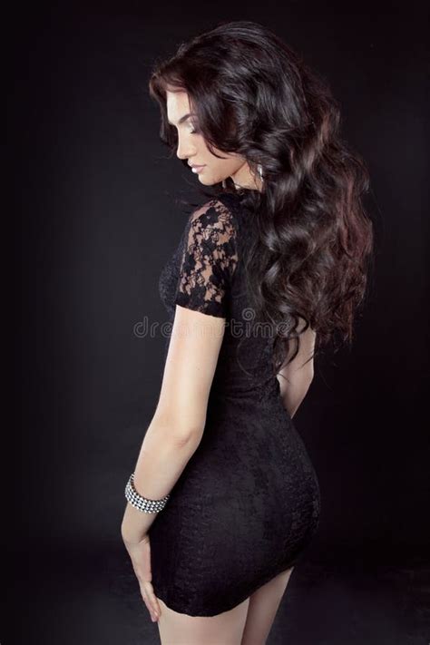 Sch Ne Brunette Vorbildliche Frau Mit Dem Langen Perfekten Haar Im Schwarzen Kleid Gegen Wei En