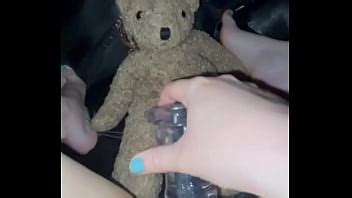 VIRGEN DE 18 AÑOS PRIMERA VEZ MASTURBACIÓN FEMENINA PROFUNDA CON UN ENORME DILDO DE VIDRIO