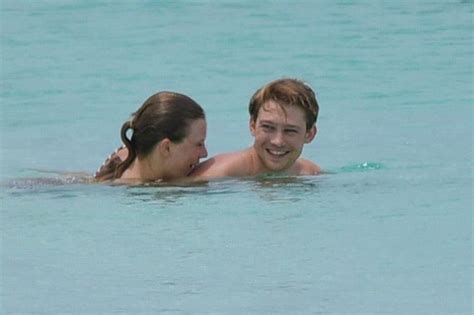 Taylor Swift lộ dáng mũm mĩm khi mặc bikini tắm biển cùng bạn trai