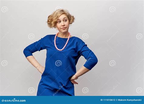 Jeune Blonde Avec Les Cheveux Courts Et Les Boucles Posant Pour Le Tir De Studio Elle S