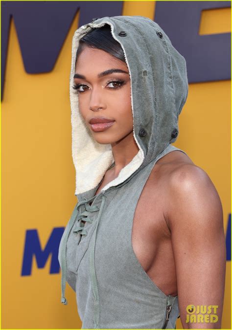 Mark Wahlberg Was Really Naked In That One Me Time Trailer Scene With Kevin Hart Photo