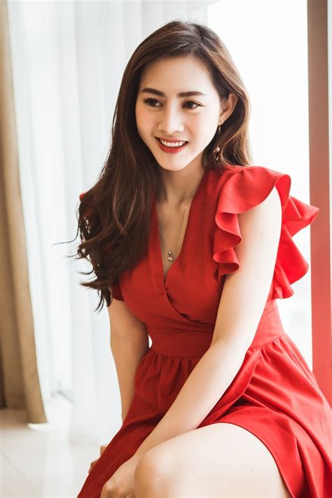 Hot girl làng hài ngày càng đẹp gợi cảm sau năm kết hôn