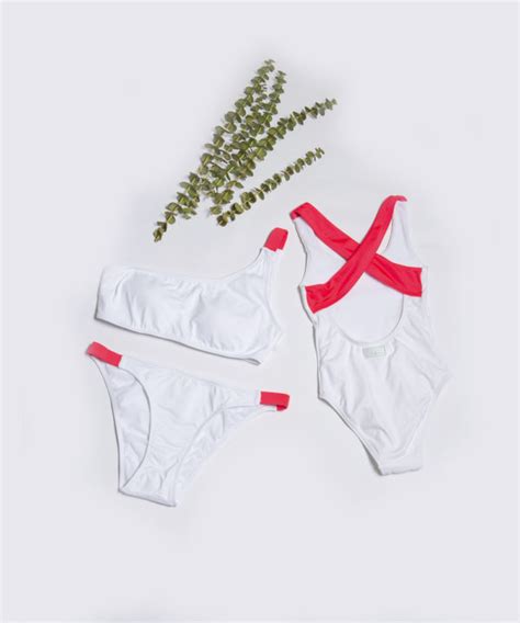 Bikini Teen Chica Con El Hombro Al Aire Y Tiranta En Rosa