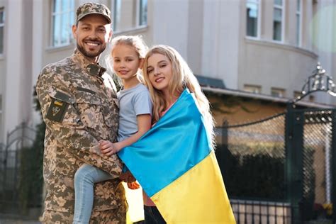 Soldado Con Uniforme Militar Reunido Con Su Familia Y Bandera Ucraniana