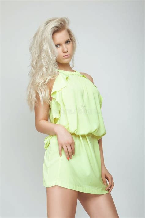 Het Aantrekkelijke Blonde Meisje Van Portreit Stock Foto Image Of Schitterend Amerikaans