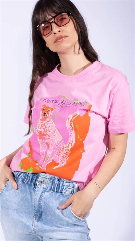 Remera Here Rosa Tits