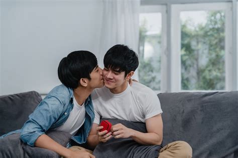 Un Jeune Couple Gay Asiatique Propose La Maison Des Adolescents Lgbtq Cor Ens Bien Souriants