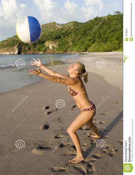 Frau Im Bikini Der Mit Beachball Auf Strand Spielt Stockbild Bild von ruhig glück