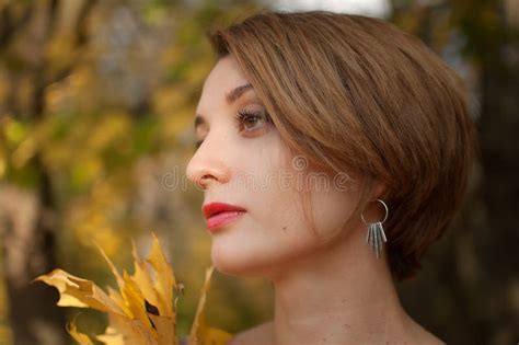 Zijaanzicht Portret Van Sexy Blonde Meisje Met Krullend Haar Met Een Blauw Spijkerbroek En