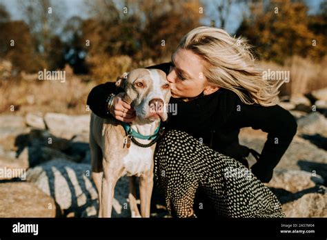Femme blonde avec un chien Banque de photographies et dimages à haute résolution Alamy